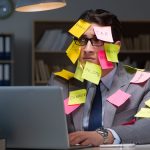 A mesterséges intelligencia (AI) nem csupán a munkavégzés módját változtatja meg, hanem magukat a munkaköröket és azok feladatköreit is újraírja.