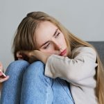 Bár a legújabb AI-modellek sokat fejlődtek a mentális krízisek és az öngyilkossági szándék felismerésében, a „szürkezónában” továbbra is készségesen segédkeznek a felhasználóknak.