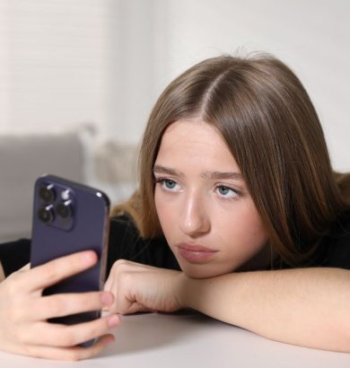 A tinédzserek harmada rendszeresen szorong, a legfontosabb stresszfaktor az iskola, és az AI-t is használják lelki kérdésekben.